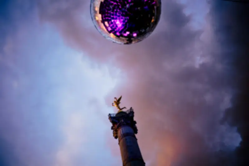 Paris : un bal LGBT mêle amour et commémorations, la politique en retrait