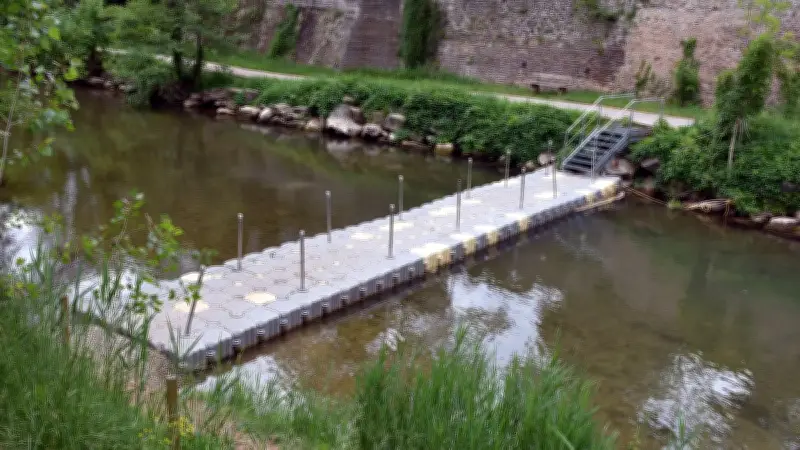 Passerelle flottante installée sur la Sorgue à Saint-Affrique
