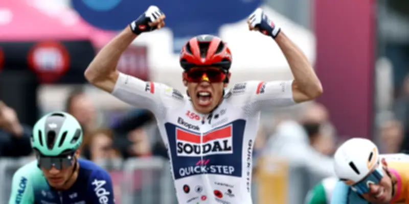Paul Magnier remporte la première étape du Tour d'Italie et endosse le maillot rose