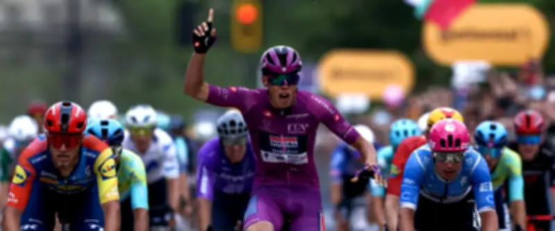Paul Magnier remporte sa troisième étape sur le Giro et reprend le maillot cyclamen