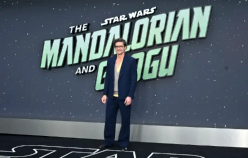 Pedro Pascal surprend les visiteurs de Disneyland en Mandalorian