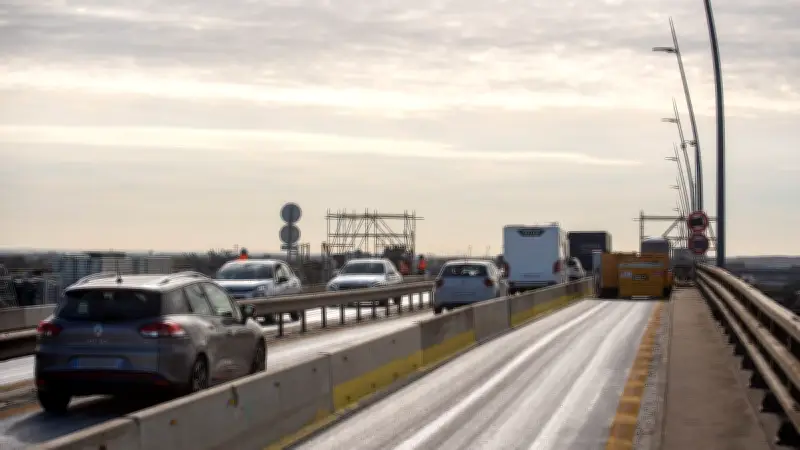 Peinture blanche sur le viaduc de Calix à Caen pour réduire la chaleur