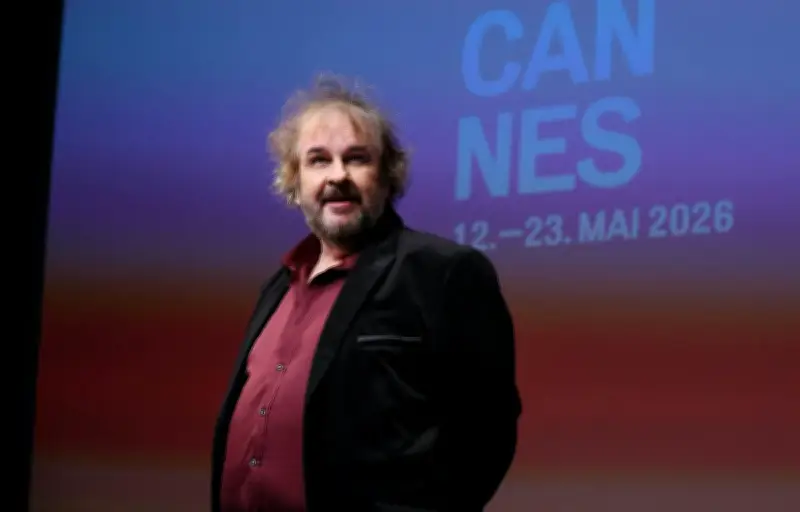 Peter Jackson ému aux larmes à Cannes, reçoit la Palme d'or d'honneur