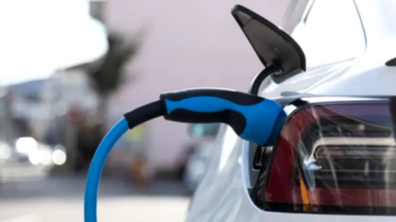 Peugeot électrique : autonomie réelle moitié moins, concessionnaire condamné