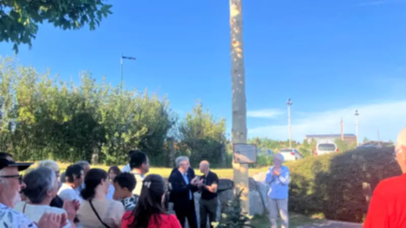 Peyre-en-Aubrac : la traditionnelle latte des élus plantée devant la mairie