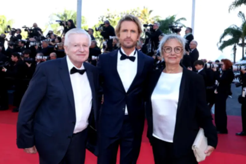 Philippe Lacheau monte les marches de Cannes avec ses parents pour "Karma"