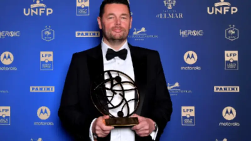 Pierre Sage élu meilleur coach de L1 : « Luis Enrique aurait pu gagner »
