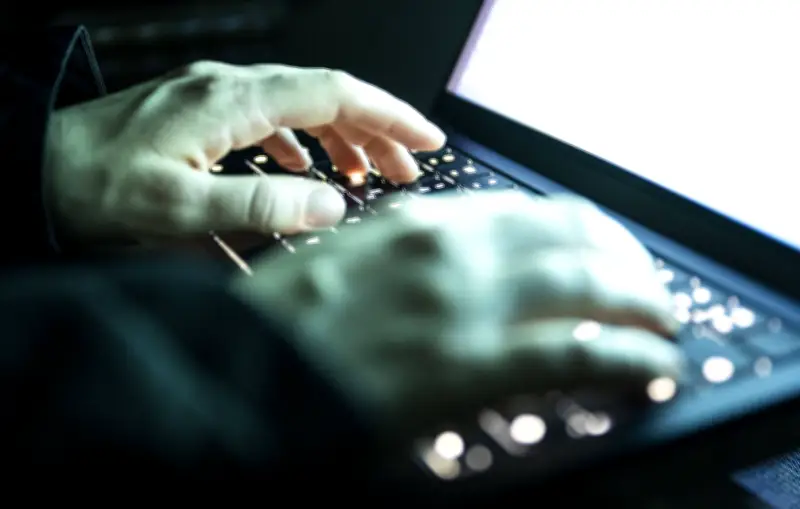 Piéger les pédocriminels grâce à l'IA : un nouvel outil controversé