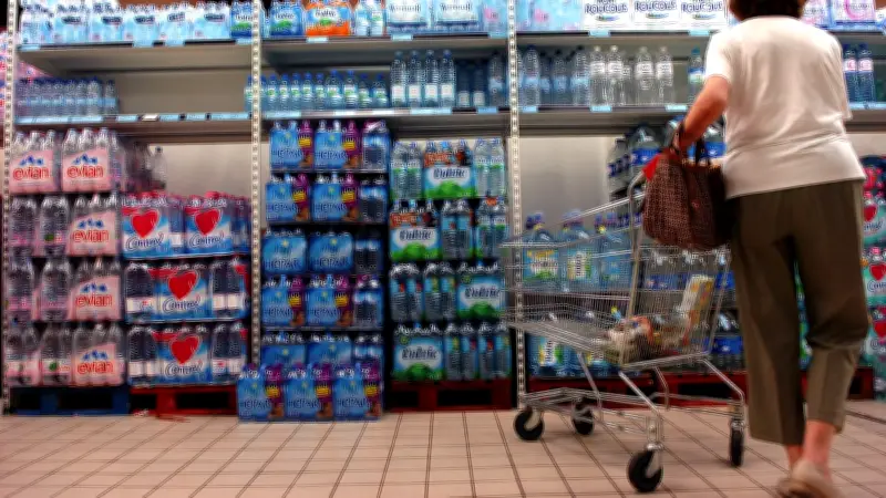 Plastique omniprésent en grandes surfaces malgré les lois
