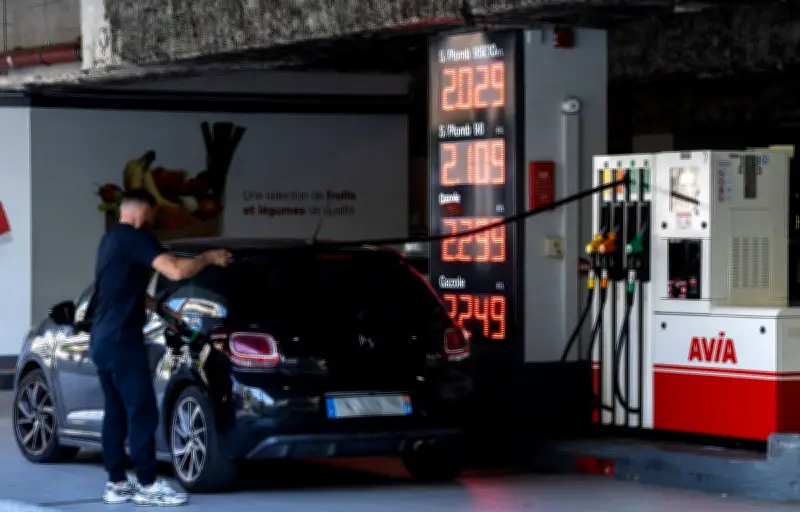 Plein les poches : décryptage du prix de l'essence à la pompe