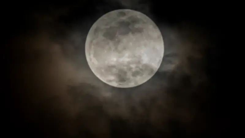 Pleine lune des fleurs ce 1er mai : pourquoi elle est exacte à 19h24