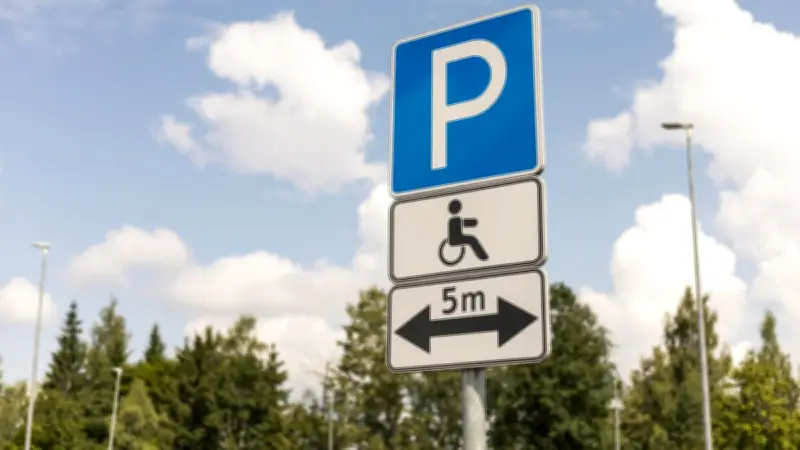 Pneu crevé sur place PMR : sa voiture envoyée à la fourrière