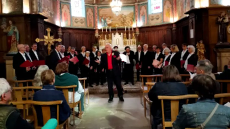 Polysonances : huit voix et un chœur puissant en l'église de Valliguières