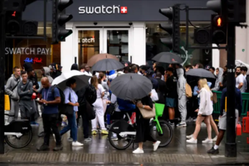 Pourquoi des gens dorment-ils devant des magasins Swatch ?