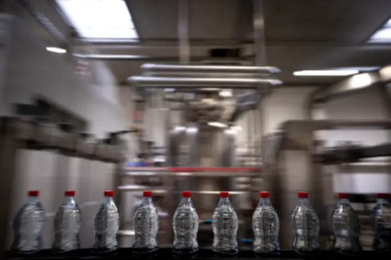 Pourquoi le projet de consigne des bouteilles plastique de Macron est critiqué