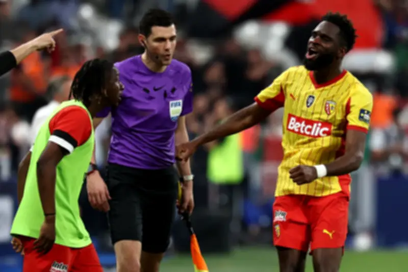Pourquoi les arbitres de la finale de la Coupe de France portaient un maillot numéro 84