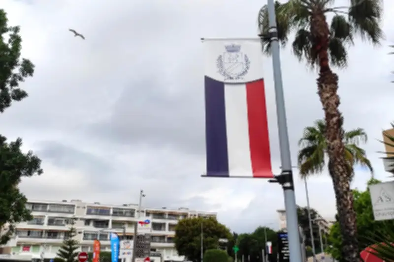 Pourquoi les drapeaux français se multiplient à Cagnes-sur-Mer