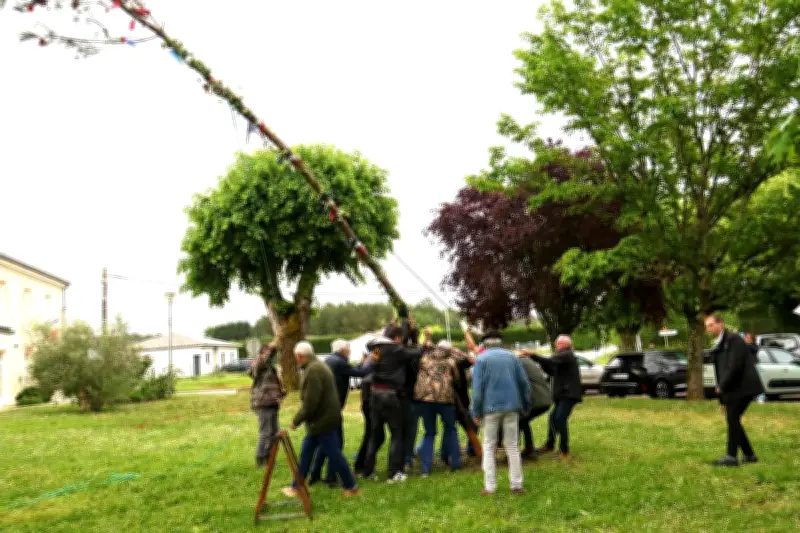 Poussignac célèbre la tradition du Mai pour honorer ses élus