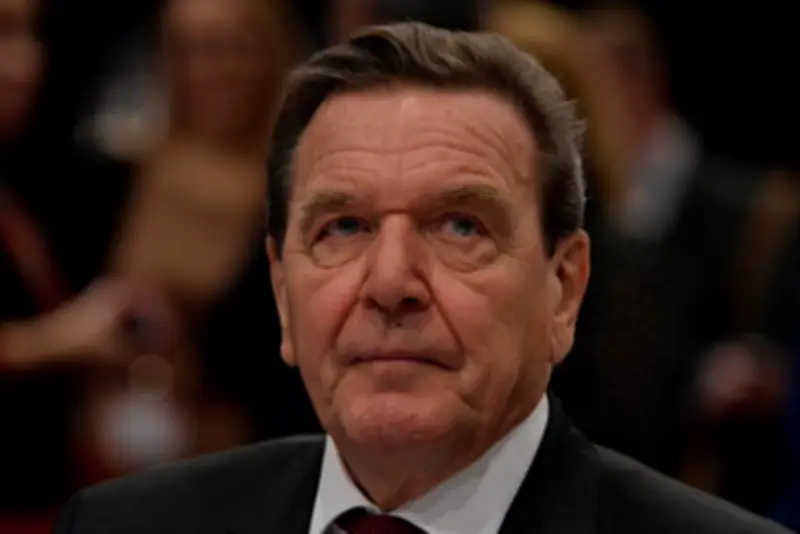 Poutine propose Schröder comme médiateur : Berlin réagit froidement