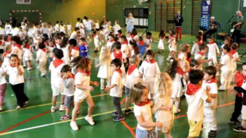 Premier grand bal pour 320 écoliers de maternelle dans le Gard