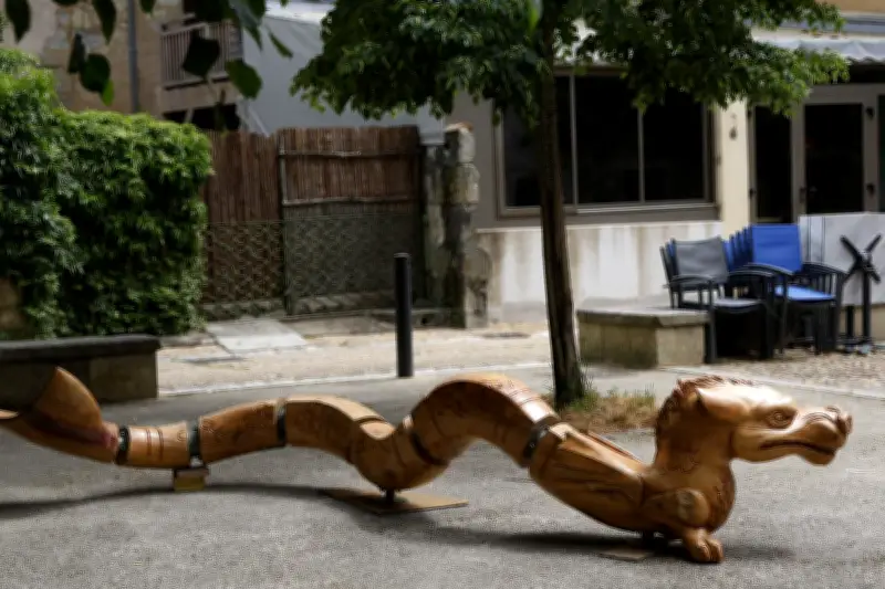 Périgueux : une sculpture de dragon en bois pour les enfants