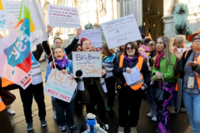 Périscolaire à Paris : huit jours de grève, les animateurs manifestent