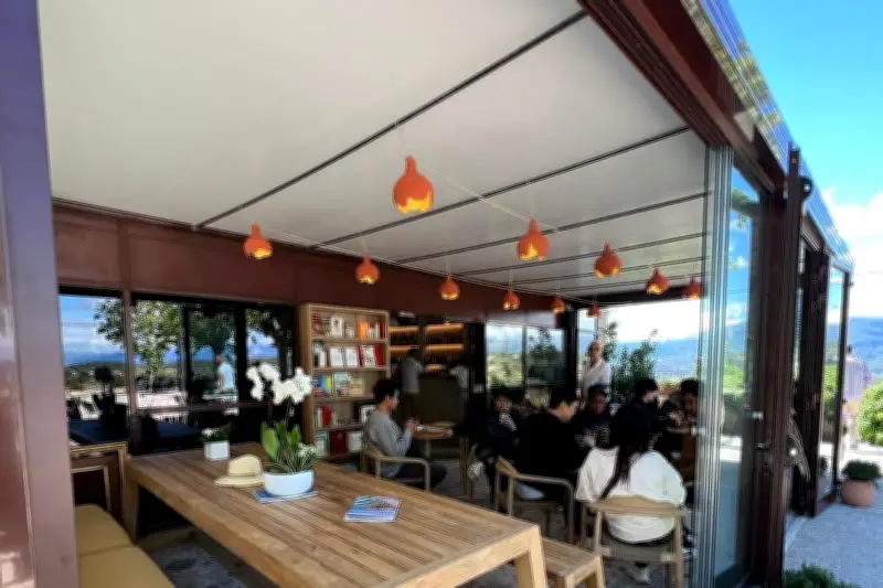 Près de Cannes, un office de tourisme transformé en restaurant convivial