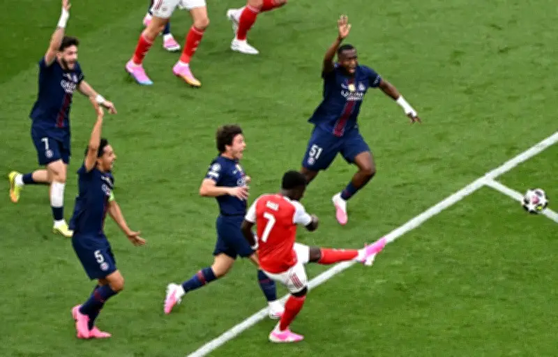 PSG-Arsenal : la main de Saka n'était pas un penalty selon la règle