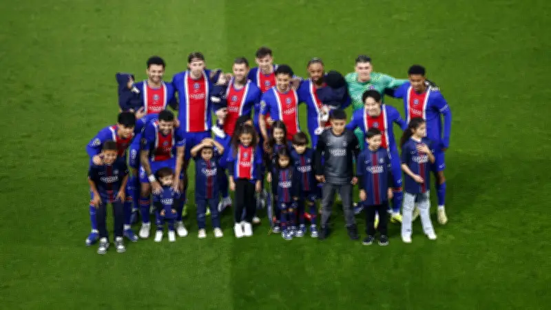 PSG-Brest : l'entrée émouvante des Parisiens avec leurs enfants au Parc