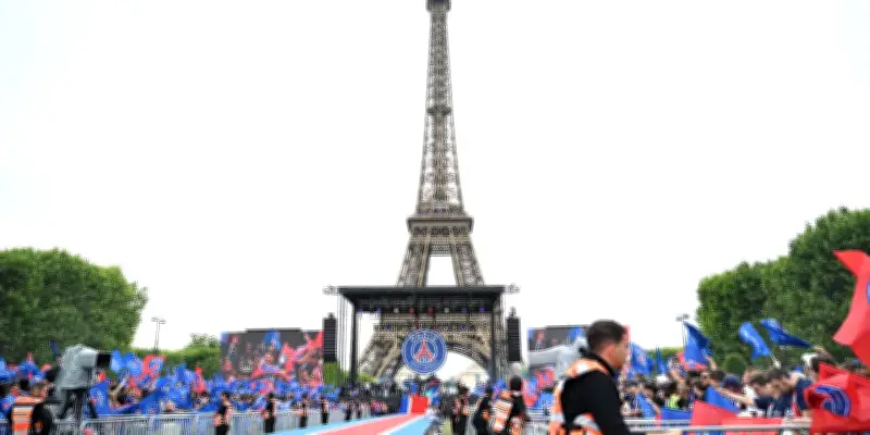 PSG champion d'Europe : la parade sur le Champ-de-Mars débute après des célébrations nocturnes