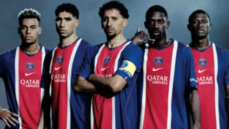 PSG dévoile son maillot domicile 2026-2027 : un hommage à Paris et aux supporters