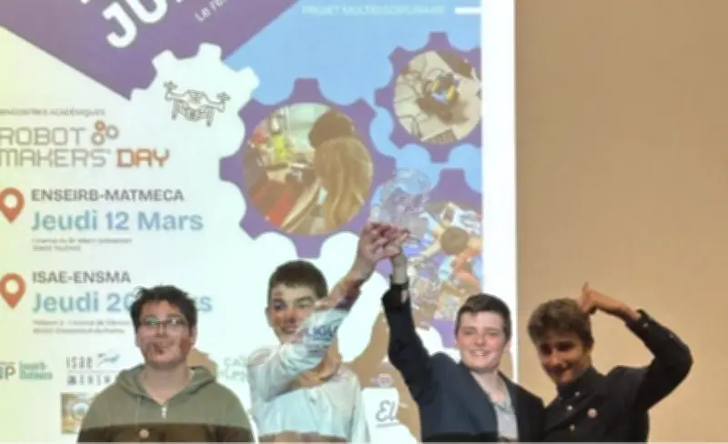 Quatre collégiens de Mios champions d'Aquitaine en robotique