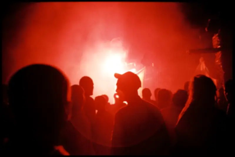 Rave party en forêt : un chauffeur Uber emmène des fêtards perdus