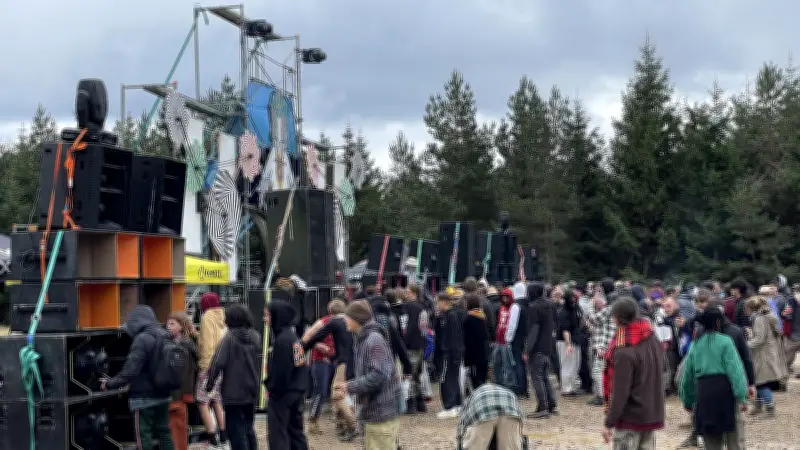 Rave-party illégale en Lozère : 200 véhicules repérés, la préfecture mobilisée