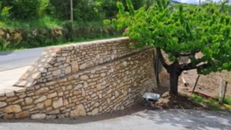 Reconstruction du mur de soutènement à Saint-Jean-du-Bruel