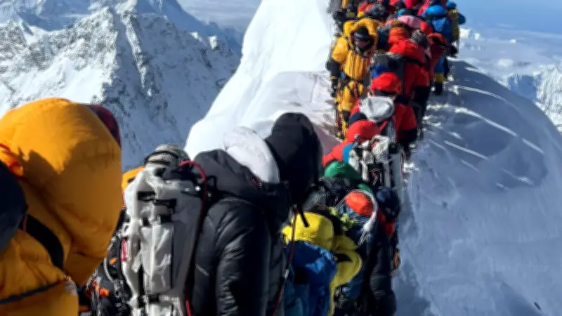 Record de 274 alpinistes sur l'Everest en un jour : craintes de surtourisme