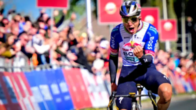 Remco Evenepoel célèbre le titre d'Arsenal avec le maillot des Gunners
