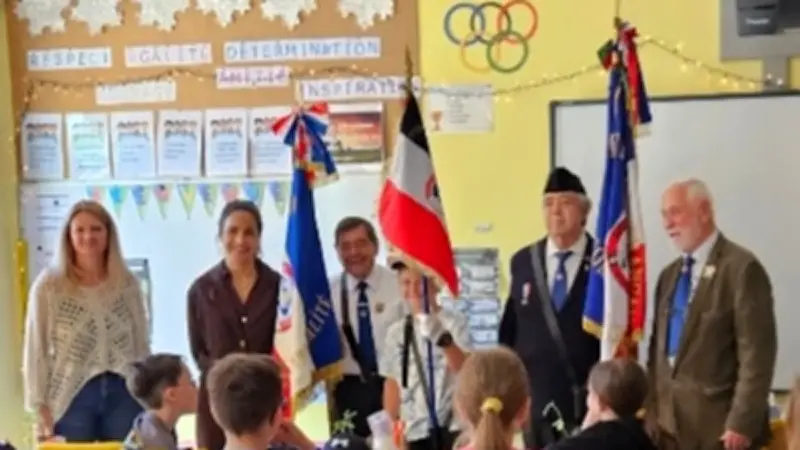 Remise d'un drapeau tricolore aux écoliers de Meynes par le Souvenir Français