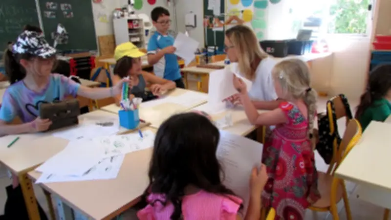 Rencontre intergénérationnelle réussie entre seniors et enfants à Saint-Alexandre