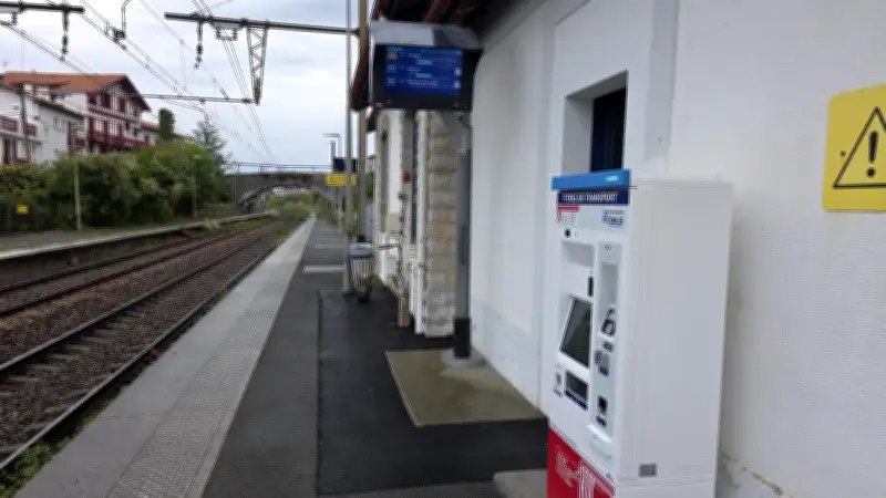 Retour du distributeur de billets SNCF en gare de Guéthary