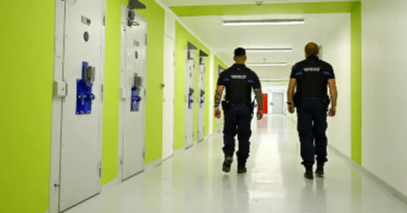 Retour sous tension : Gabriel Ory menace des surveillants à Condé-sur-Sarthe