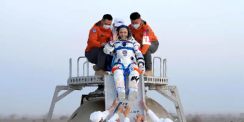 Retour sur Terre de l'équipage chinois Shenzhou 21 après sept mois en orbite
