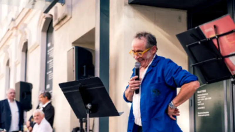 Richard Ortiz enchante la place de la Calade avec humour et émotion
