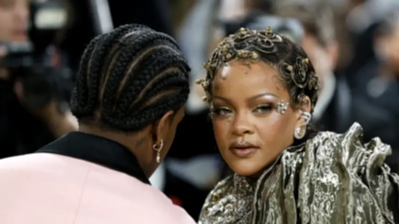 Rihanna dévoile un tatouage réalisé par ses enfants sur sa jambe