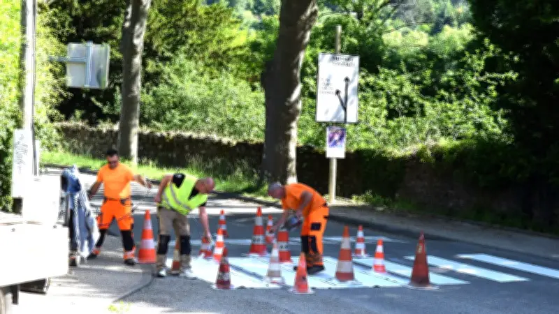 Rénovation de la peinture routière sur la D906 à Génolhac