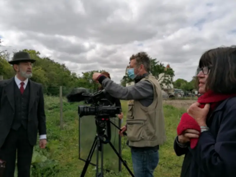 Robin Renucci tourne à Saint-Hilaire-la-Palud pour le docufiction "Lucienne"