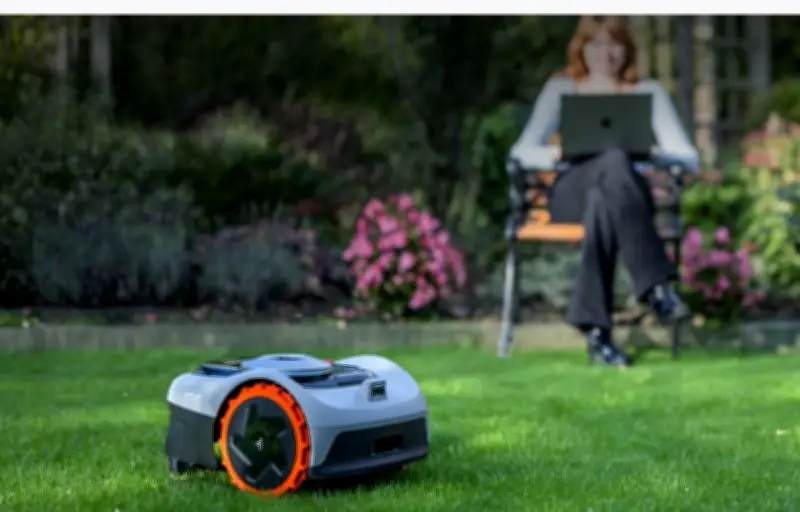 Robot tondeuse Segway Navimow i205 AWD : jusqu'à 45% de pente