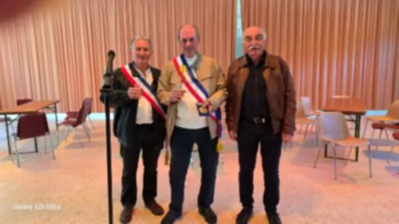 Roger Laurens reçoit l'écharpe de maire honoraire à Alzon