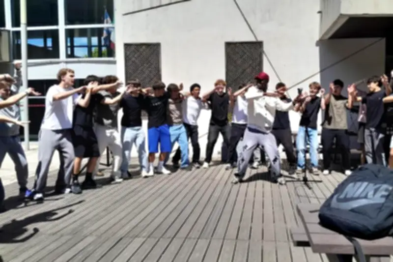 Rolenzo Nkosi fait danser les lycéens de Saint-Raphaël aux rythmes tchadiens