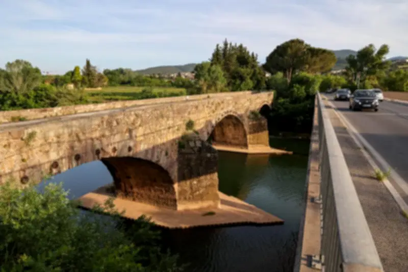 Roquebrune-sur-Argens : une piste cyclable sur le vieux pont historique